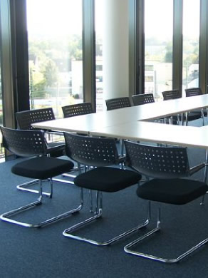 Designer: Stuehle Visavis und Tisch Ad Hoc Antonio Citterio