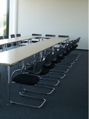 Designer: Stuehle Visavis und Tisch Ad Hoc Antonio Citterio